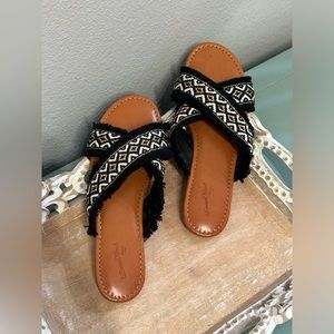 Universal Thread size 8.5 sandals